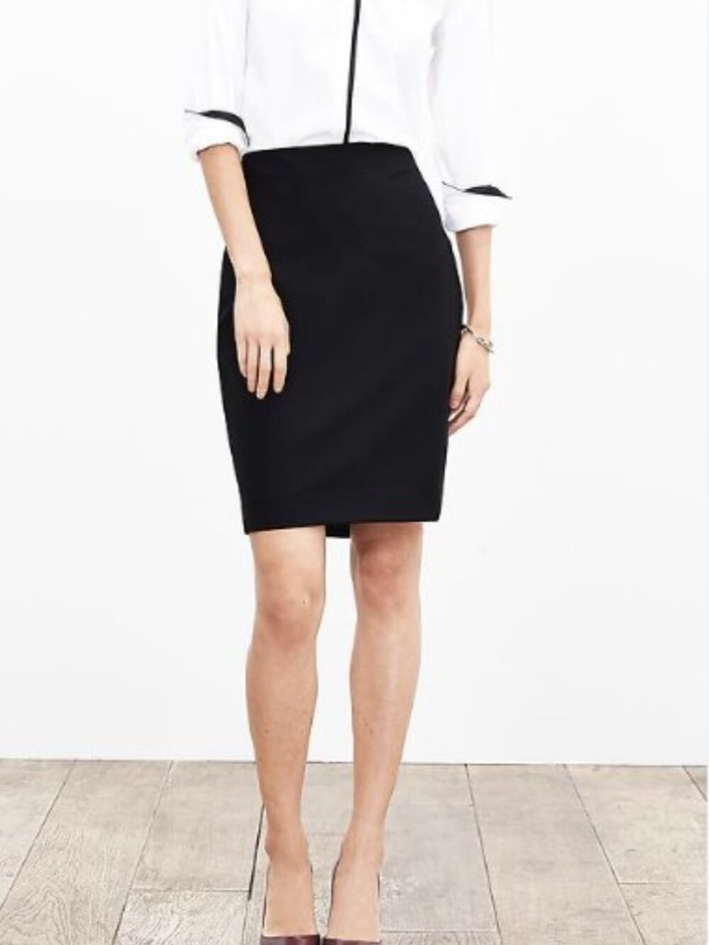 The Banana Republic Black Tailored Stretch Pencil Skirt in size 0 features a cla